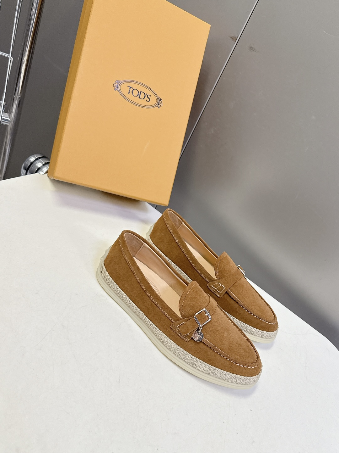 TOD'S托德斯春夏最新款的草编底乐福鞋超多明星网红种草 鞋底边缘采用拉菲草编织工艺 自带度假感和松弛感