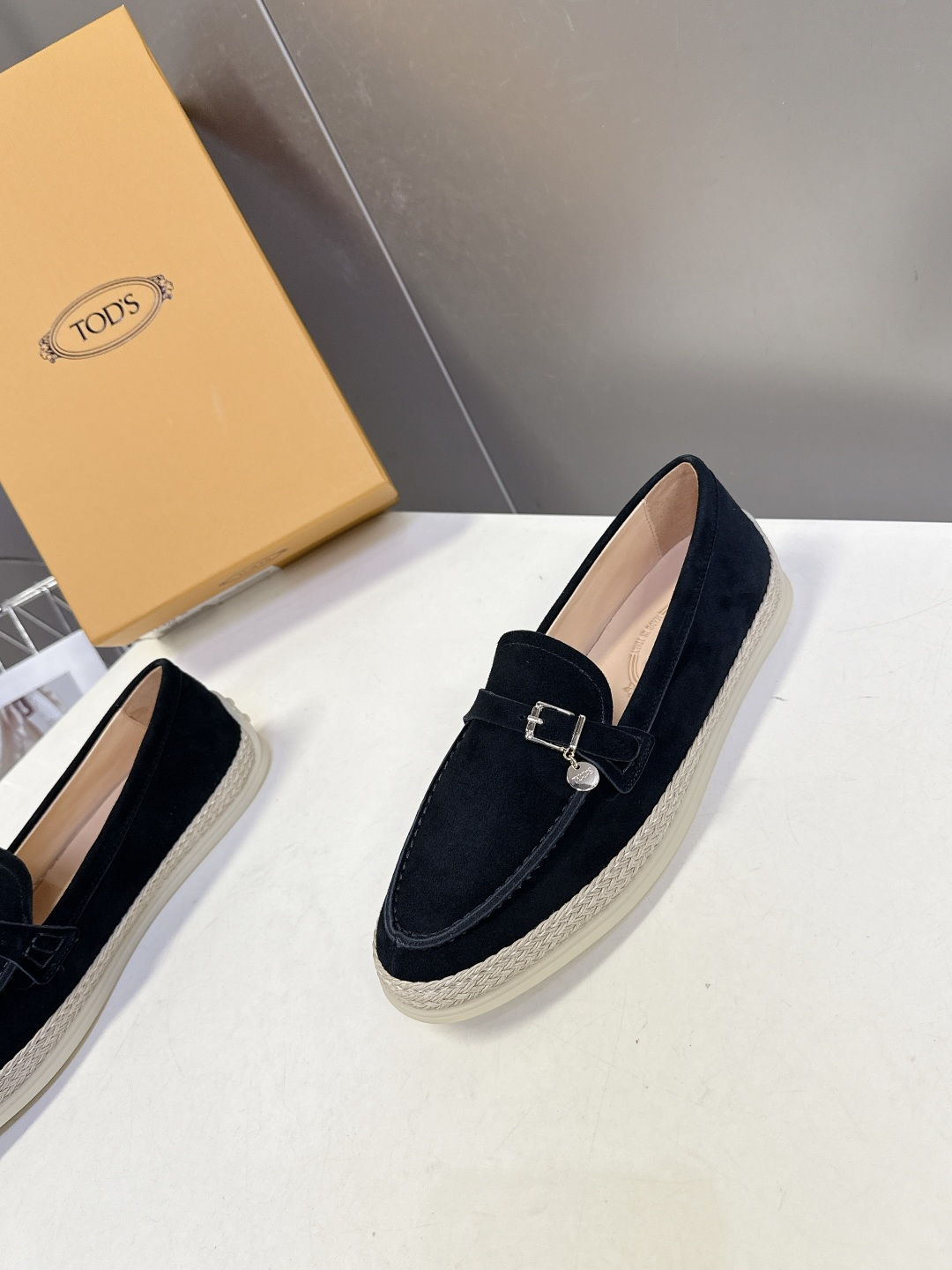 TOD'S托德斯春夏最新款的草编底乐福鞋超多明星网红种草 鞋底边缘采用拉菲草编织工艺 自带度假感和松弛感 TOD'S托德斯春夏最新款的草编底乐福鞋超多明星网红种草 鞋底边缘采用拉菲草编织工艺 自带度假感和松弛感
