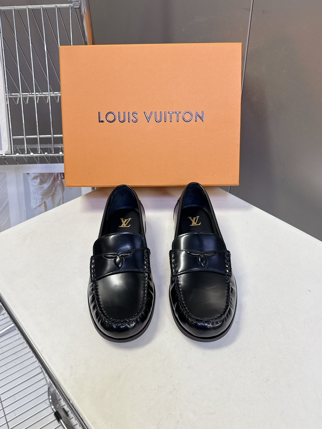 路易威登Louis Vuitton春夏最新款老钱风乐福鞋超多明星网红种草 鞋面采用反绒麂皮细腻哑光 鞋舌