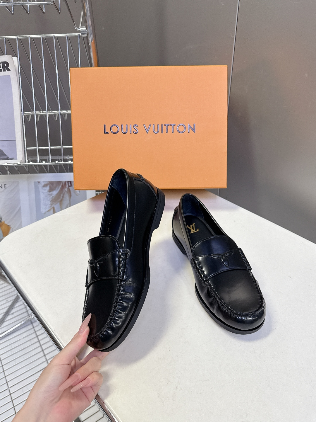 路易威登Louis Vuitton春夏最新款老钱风乐福鞋超多明星网红种草 鞋面采用反绒麂皮细腻哑光 鞋舌