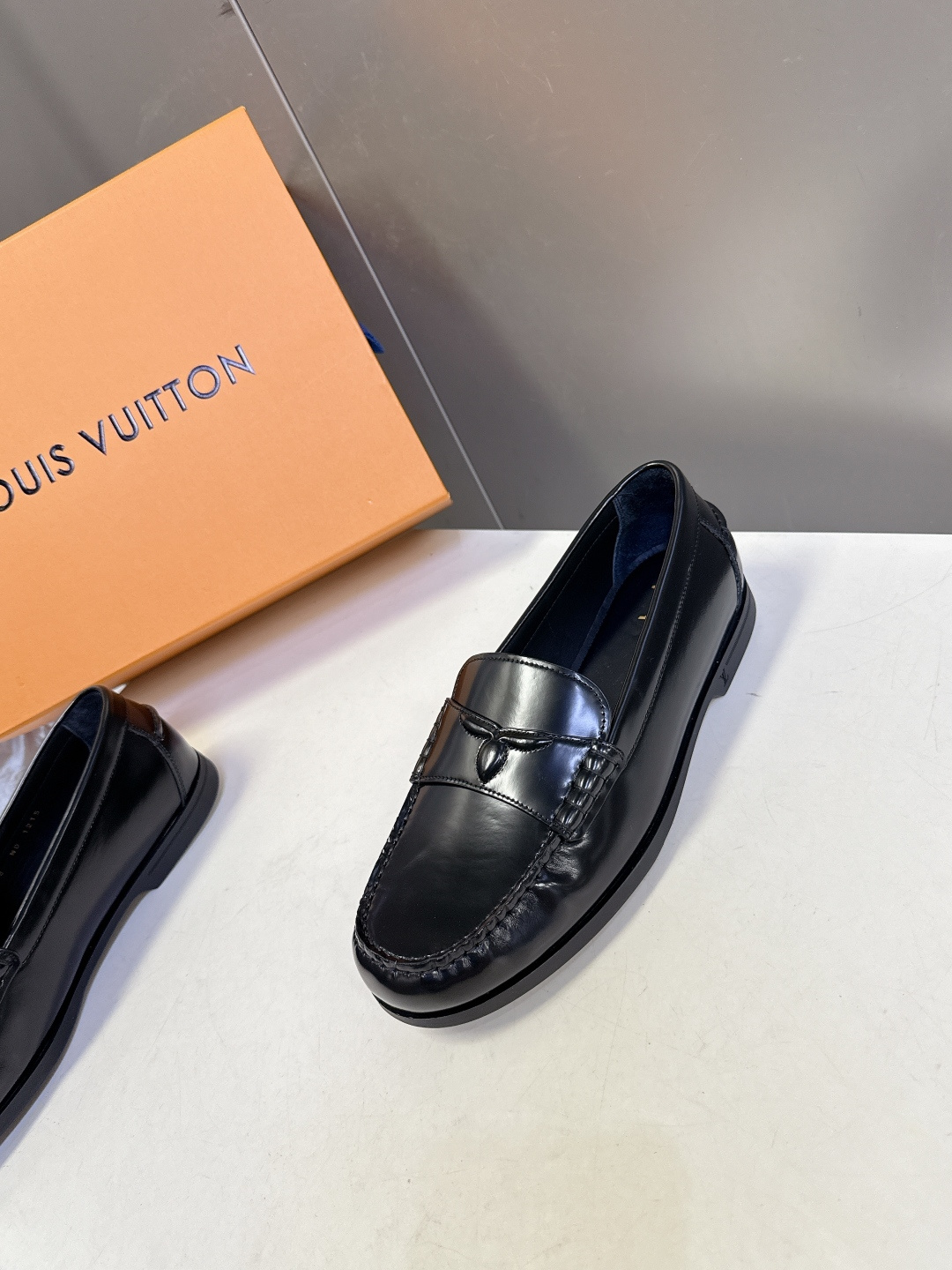 路易威登Louis Vuitton春夏最新款老钱风乐福鞋超多明星网红种草 鞋面采用反绒麂皮细腻哑光 鞋舌