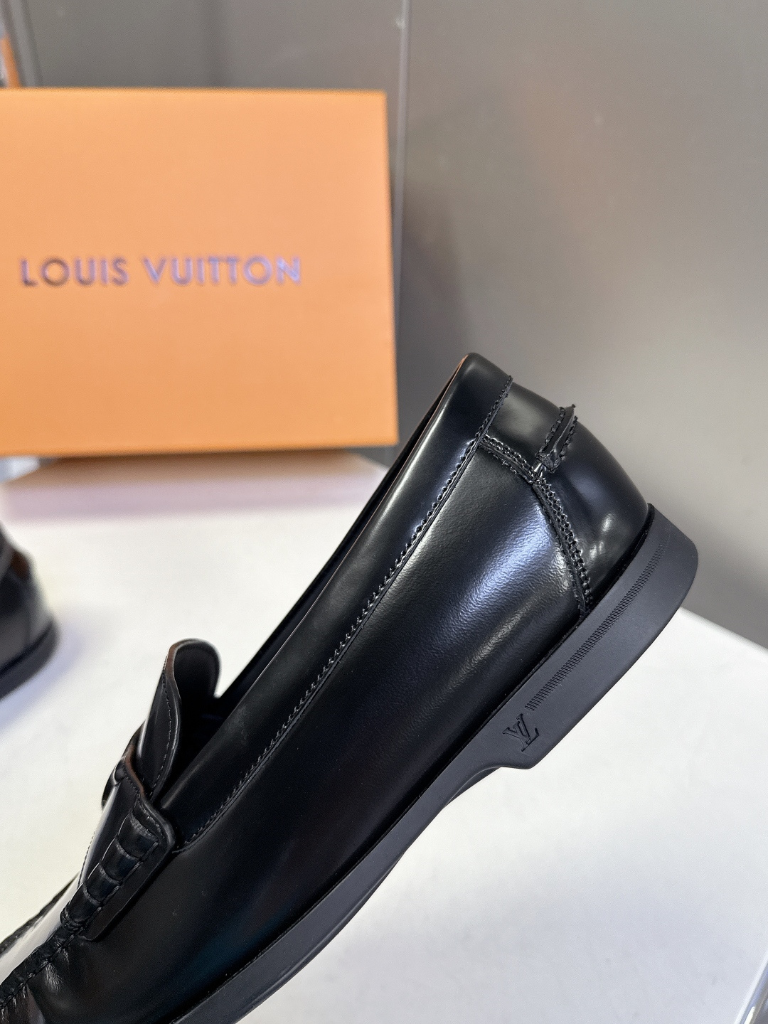 路易威登Louis Vuitton春夏最新款老钱风乐福鞋超多明星网红种草 鞋面采用反绒麂皮细腻哑光 鞋舌