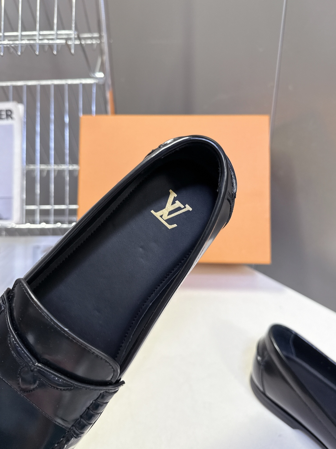 路易威登Louis Vuitton春夏最新款老钱风乐福鞋超多明星网红种草 鞋面采用反绒麂皮细腻哑光 鞋舌
