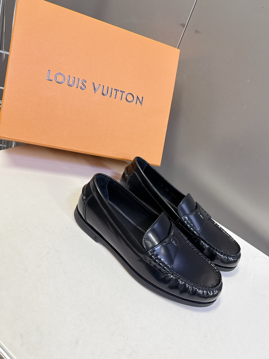 路易威登Louis Vuitton春夏最新款老钱风乐福鞋超多明星网红种草 鞋面采用反绒麂皮细腻哑光 鞋舌