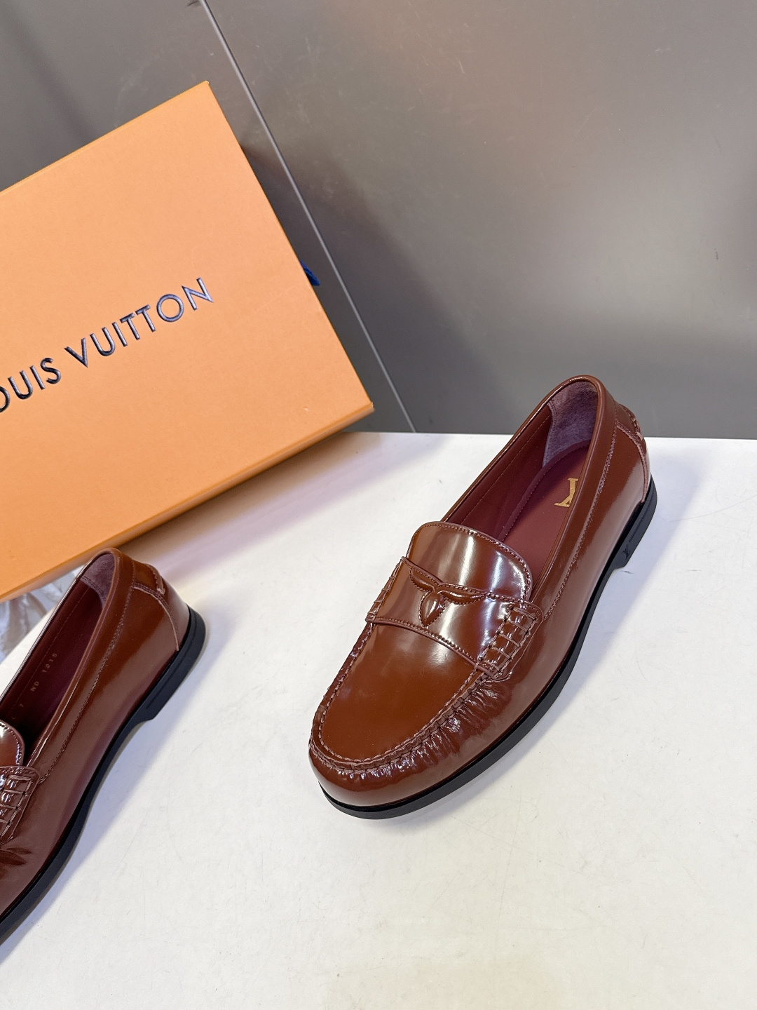 路易威登Louis Vuitton春夏最新款老钱风乐福鞋超多明星网红种草 鞋面采用反绒麂皮细腻哑光 鞋舌