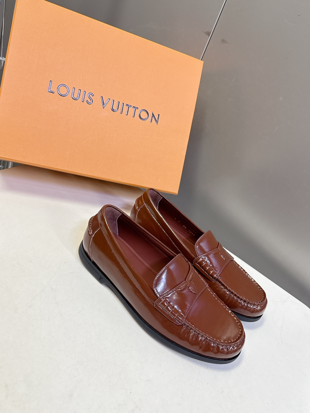 路易威登Louis Vuitton春夏最新款老钱风乐福鞋超多明星网红种草 鞋面采用反绒麂皮细腻哑光 鞋舌