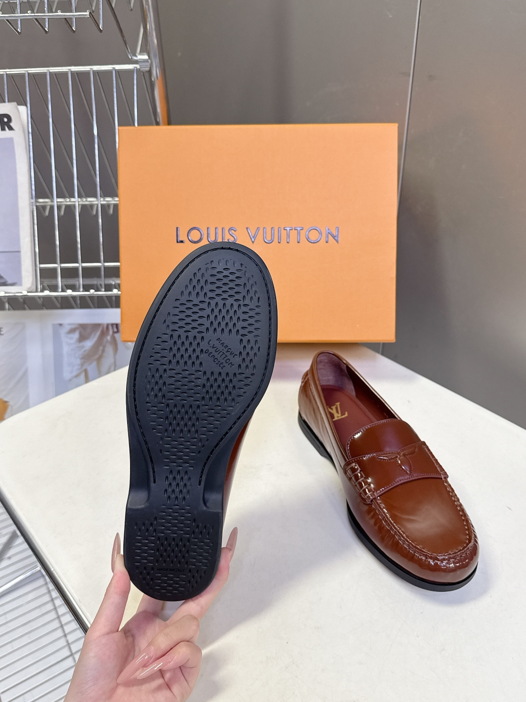 路易威登Louis Vuitton春夏最新款老钱风乐福鞋超多明星网红种草 鞋面采用反绒麂皮细腻哑光 鞋舌