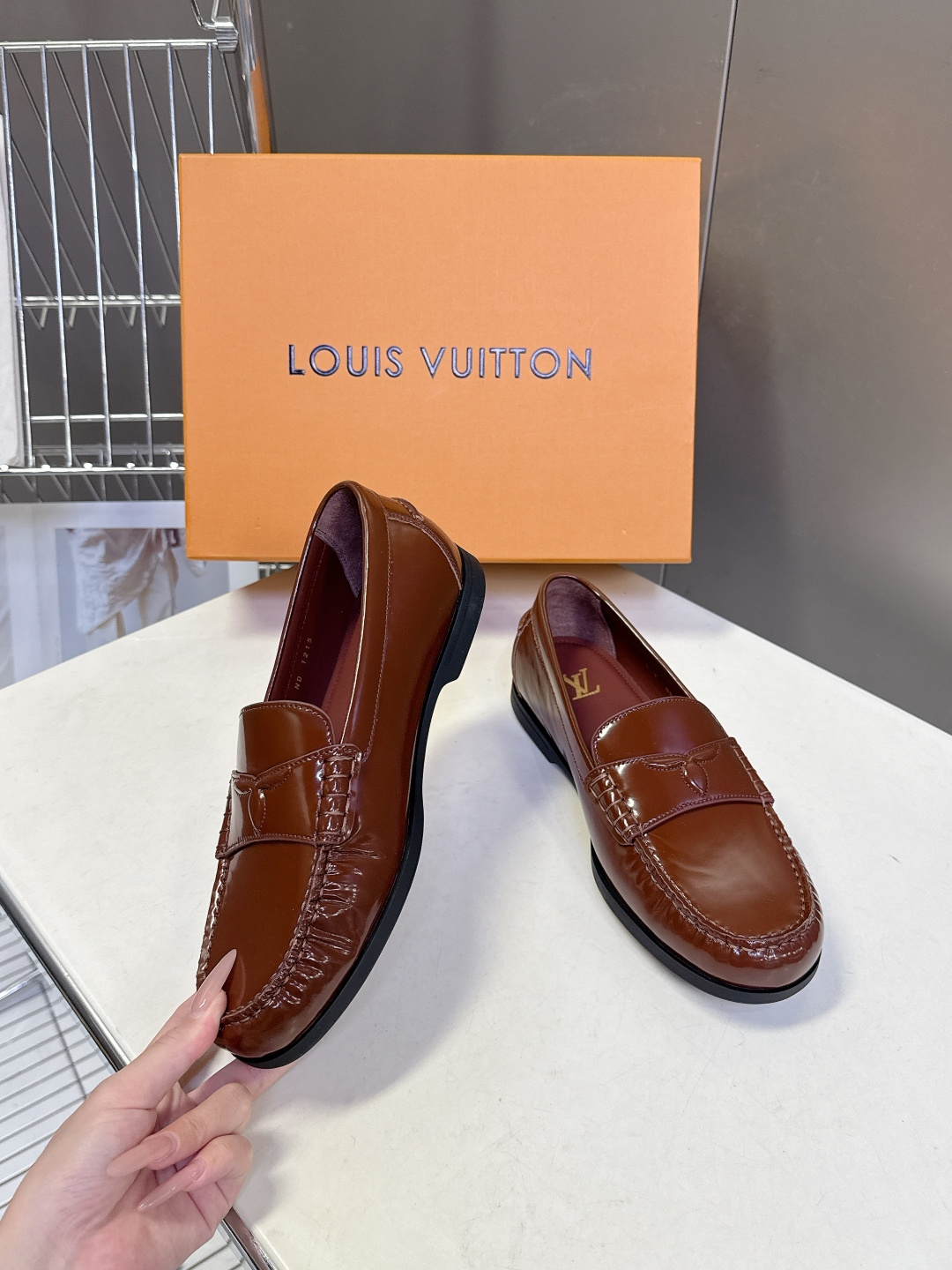 路易威登Louis Vuitton春夏最新款老钱风乐福鞋超多明星网红种草 鞋面采用反绒麂皮细腻哑光 鞋舌