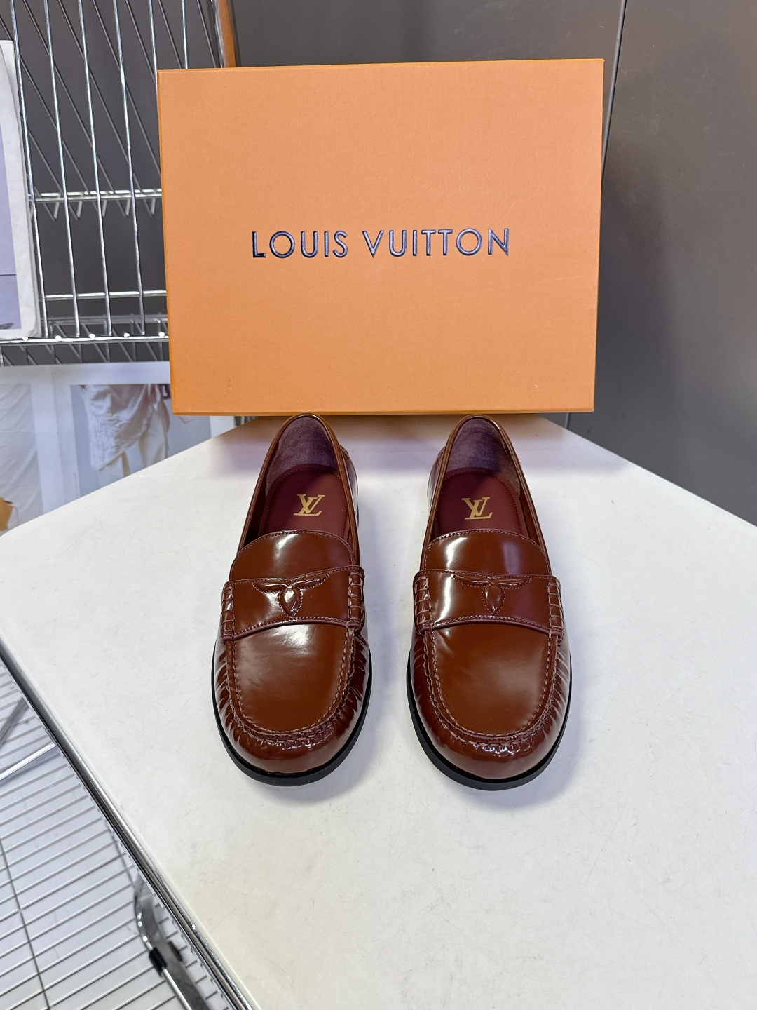 路易威登Louis Vuitton春夏最新款老钱风乐福鞋超多明星网红种草 鞋面采用反绒麂皮细腻哑光 鞋舌
