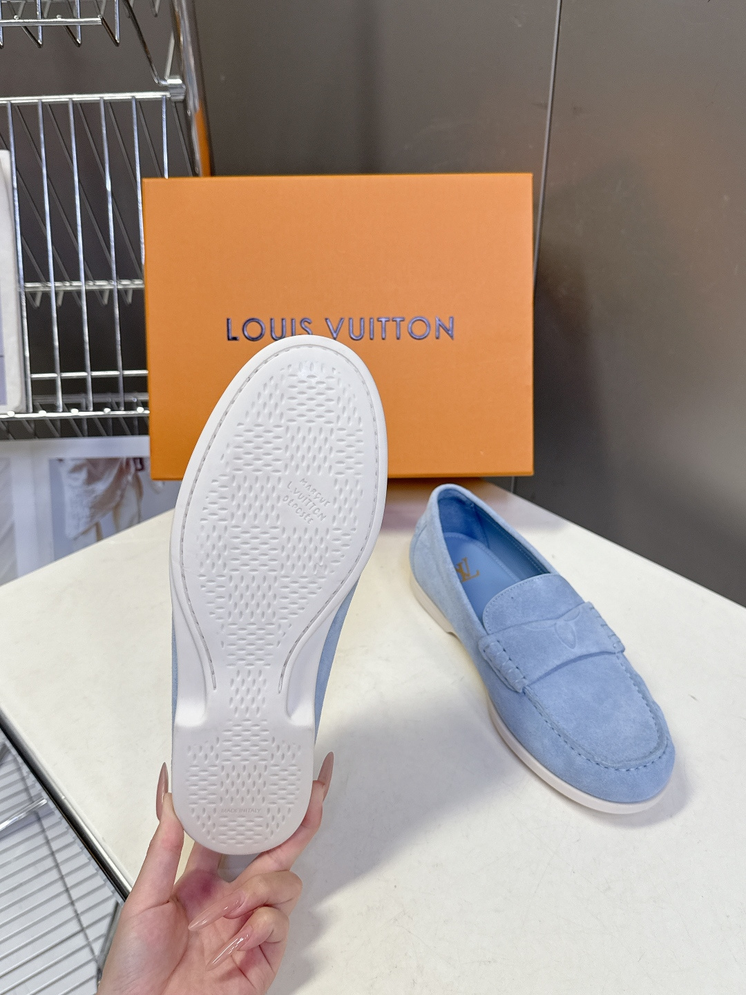 路易威登Louis Vuitton春夏最新款老钱风乐福鞋超多明星网红种草 鞋面采用反绒麂皮细腻哑光 鞋舌