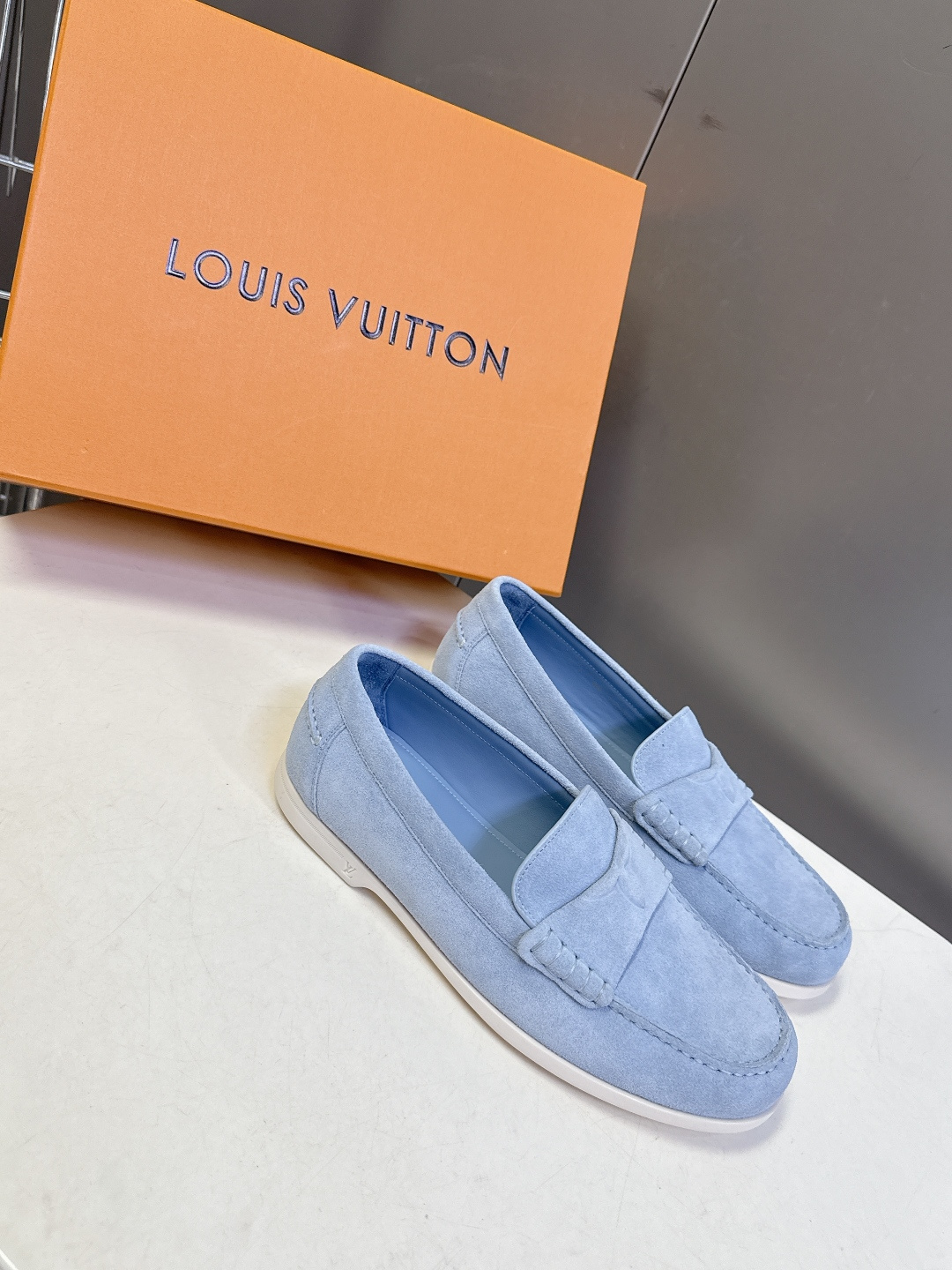 路易威登Louis Vuitton春夏最新款老钱风乐福鞋超多明星网红种草 鞋面采用反绒麂皮细腻哑光 鞋舌