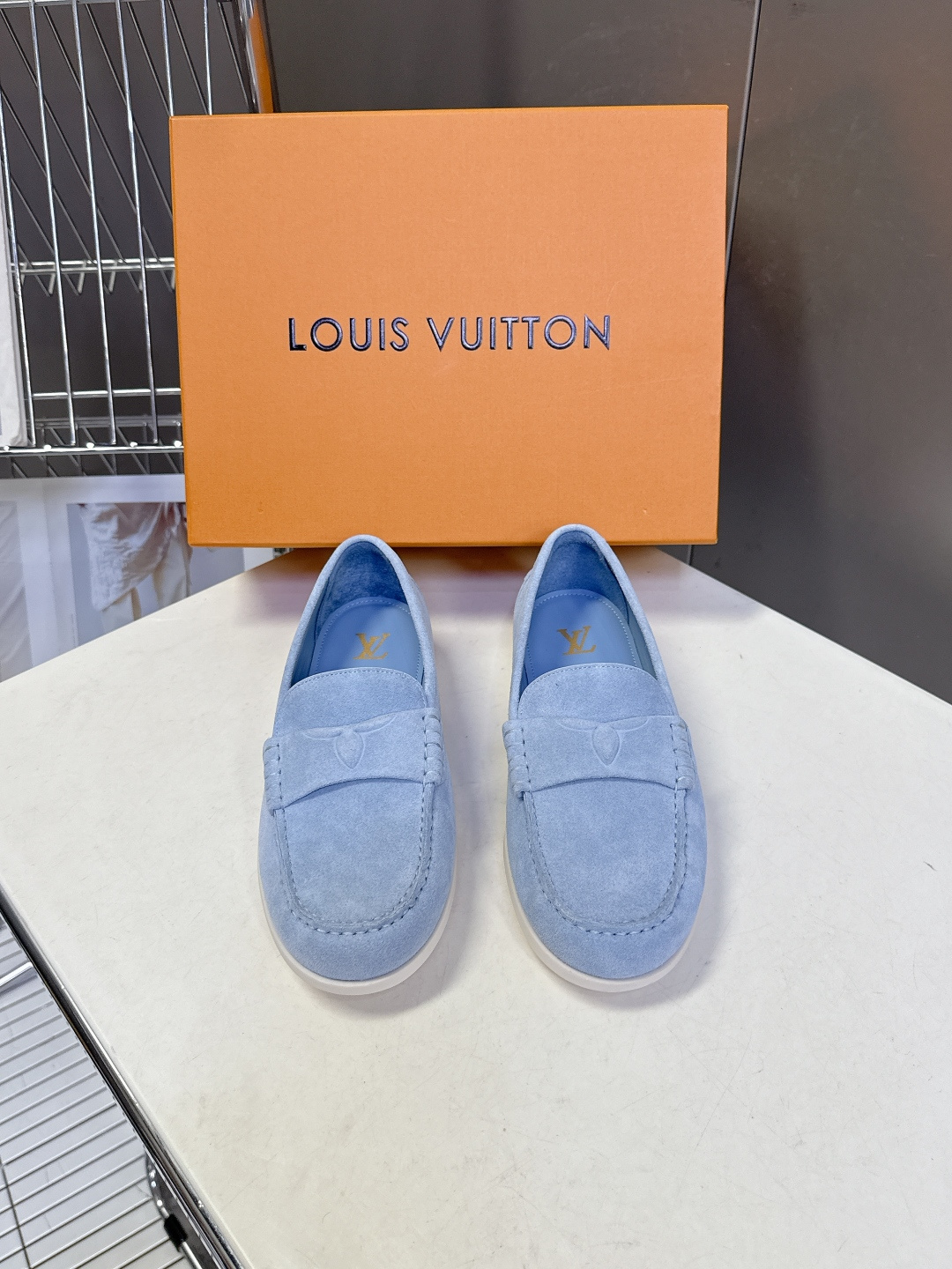 路易威登Louis Vuitton春夏最新款老钱风乐福鞋超多明星网红种草 鞋面采用反绒麂皮细腻哑光 鞋舌