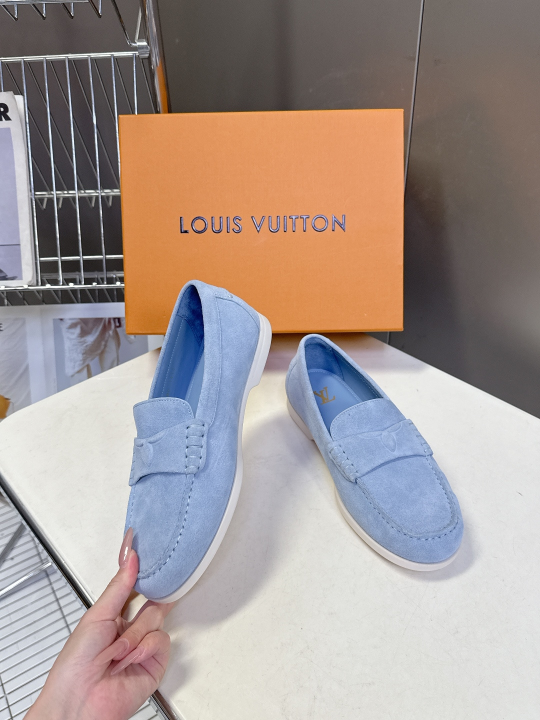 路易威登Louis Vuitton春夏最新款老钱风乐福鞋超多明星网红种草 鞋面采用反绒麂皮细腻哑光 鞋舌
