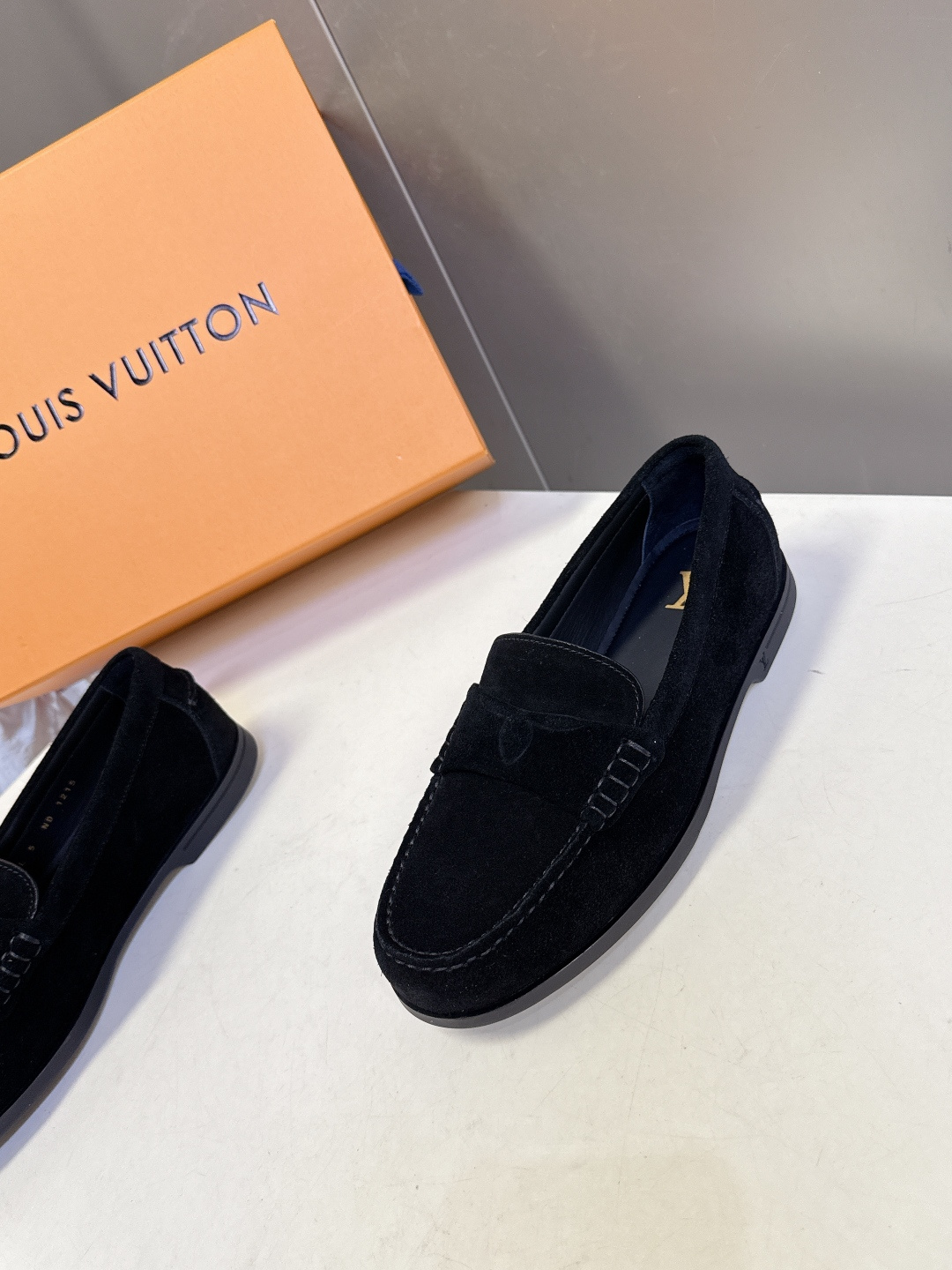 路易威登Louis Vuitton春夏最新款老钱风乐福鞋超多明星网红种草 鞋面采用反绒麂皮细腻哑光 鞋舌