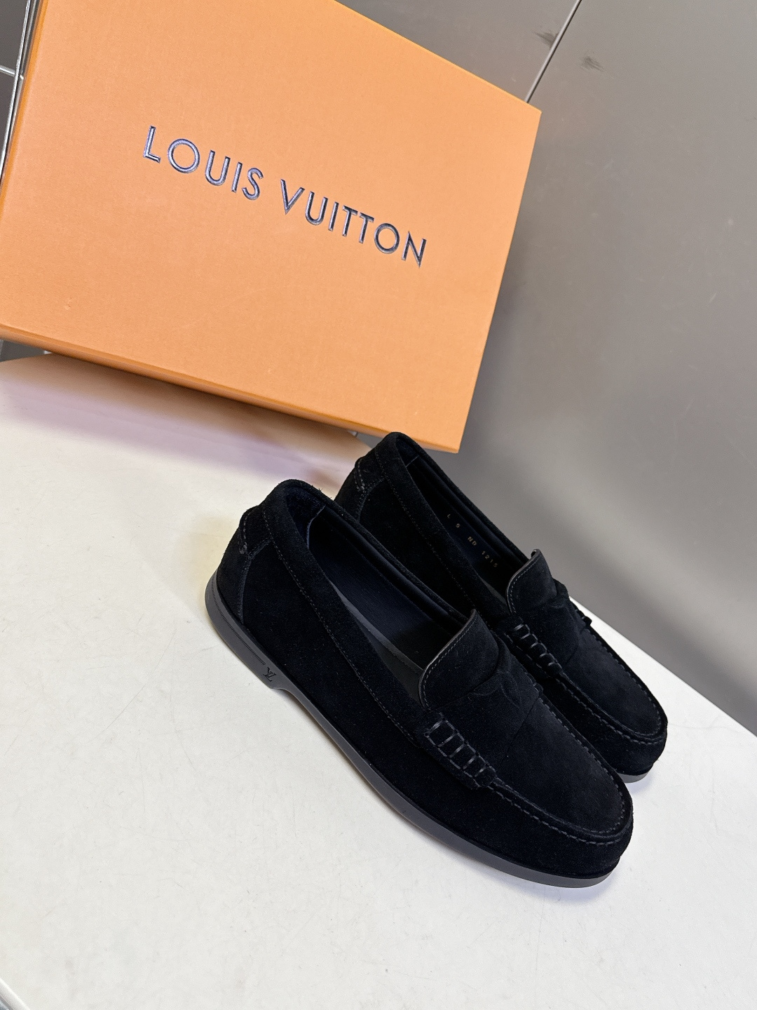 路易威登Louis Vuitton春夏最新款老钱风乐福鞋超多明星网红种草 鞋面采用反绒麂皮细腻哑光 鞋舌