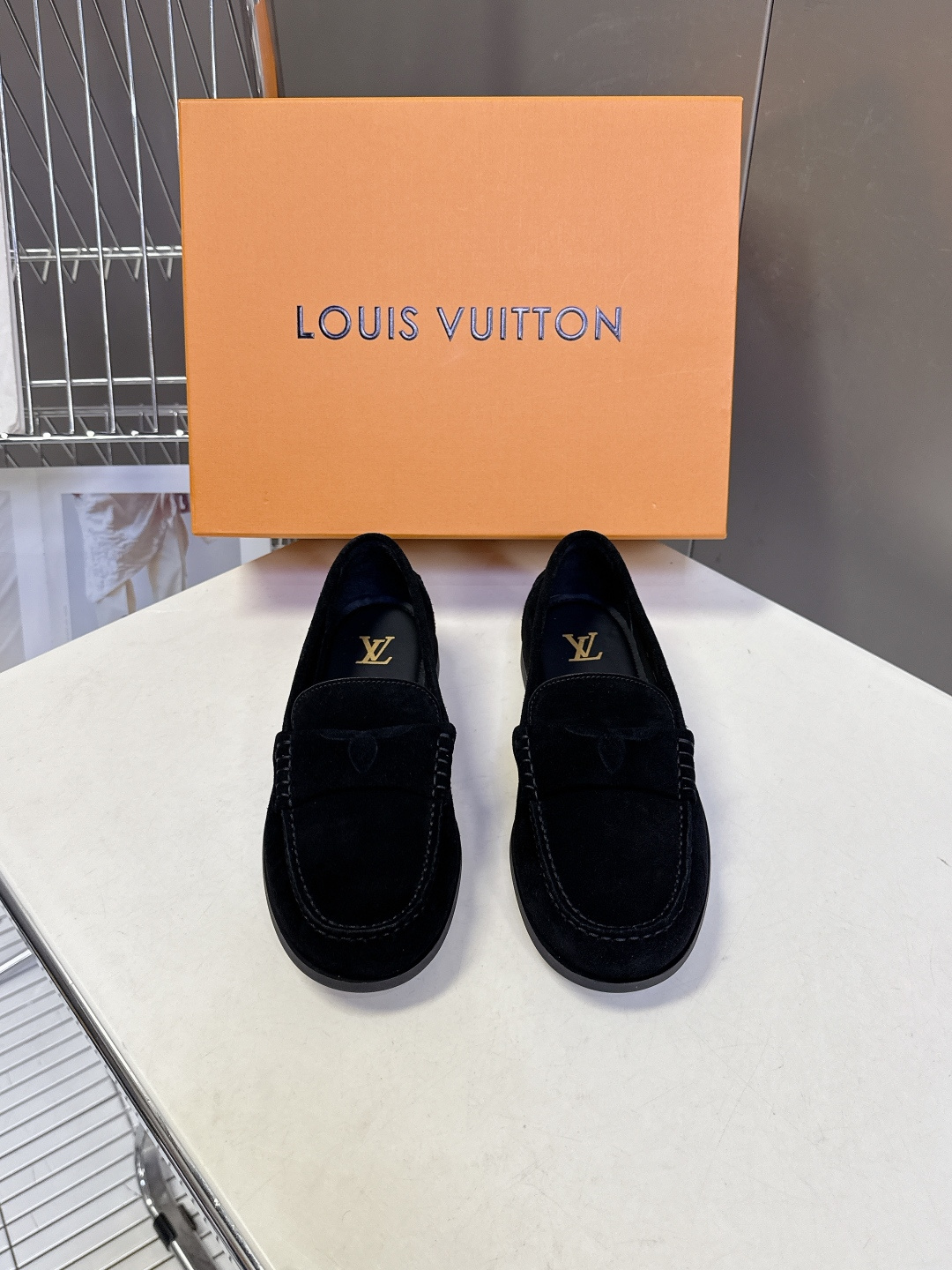 路易威登Louis Vuitton春夏最新款老钱风乐福鞋超多明星网红种草 鞋面采用反绒麂皮细腻哑光 鞋舌