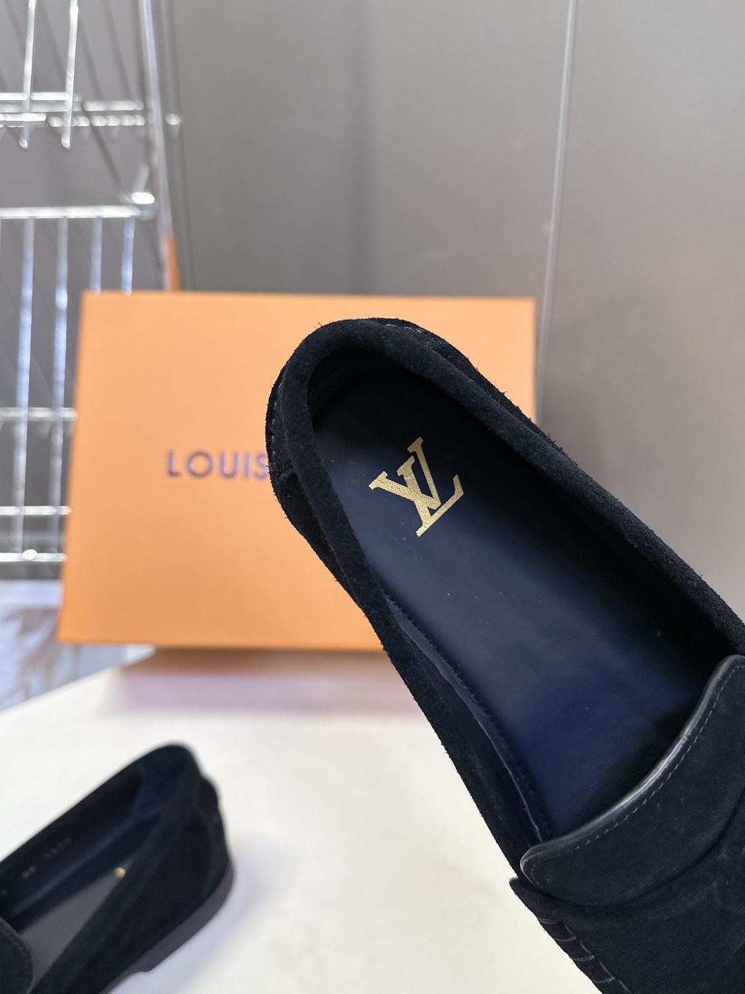 路易威登Louis Vuitton春夏最新款老钱风乐福鞋超多明星网红种草 鞋面采用反绒麂皮细腻哑光 鞋舌