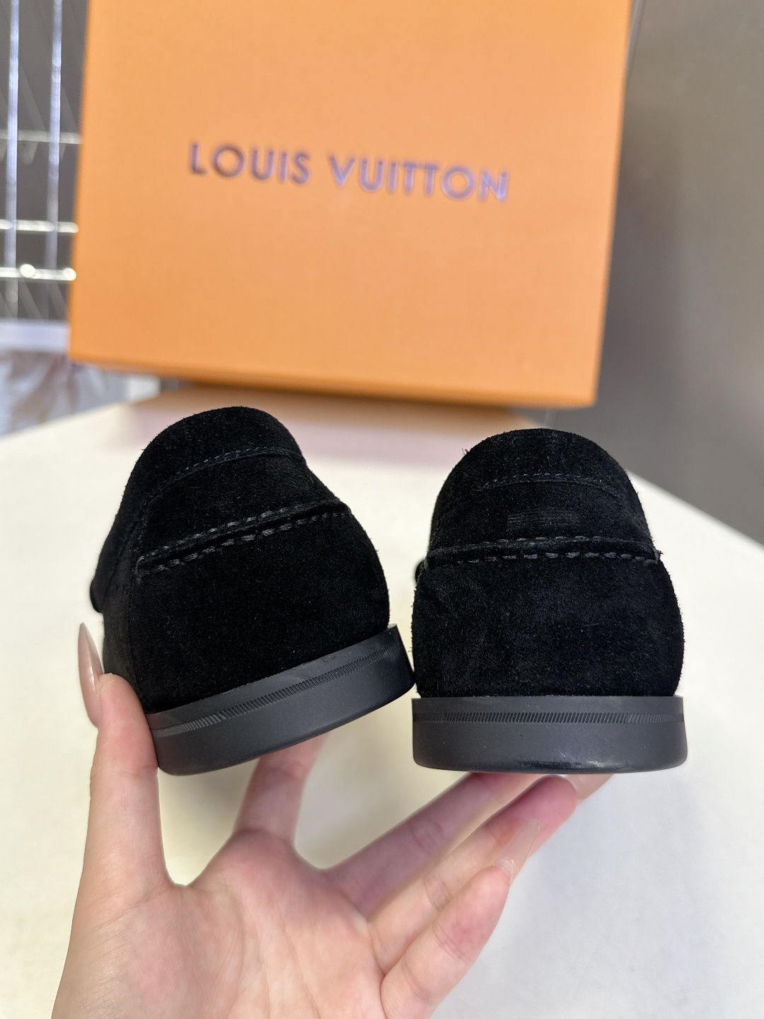 路易威登Louis Vuitton春夏最新款老钱风乐福鞋超多明星网红种草 鞋面采用反绒麂皮细腻哑光 鞋舌