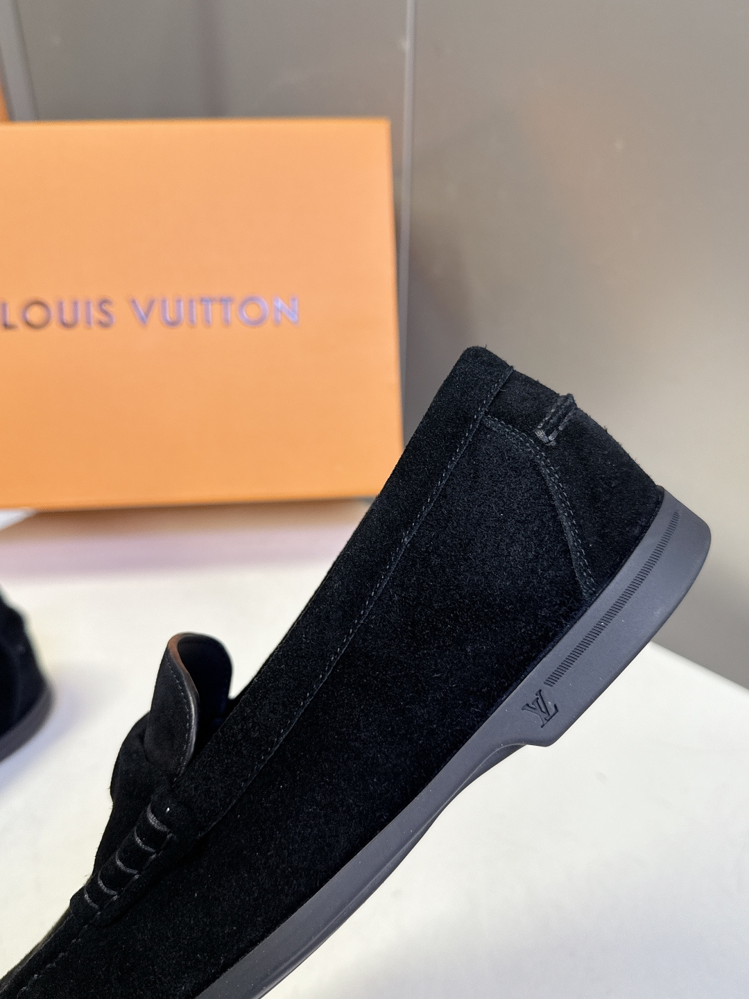 路易威登Louis Vuitton春夏最新款老钱风乐福鞋超多明星网红种草 鞋面采用反绒麂皮细腻哑光 鞋舌