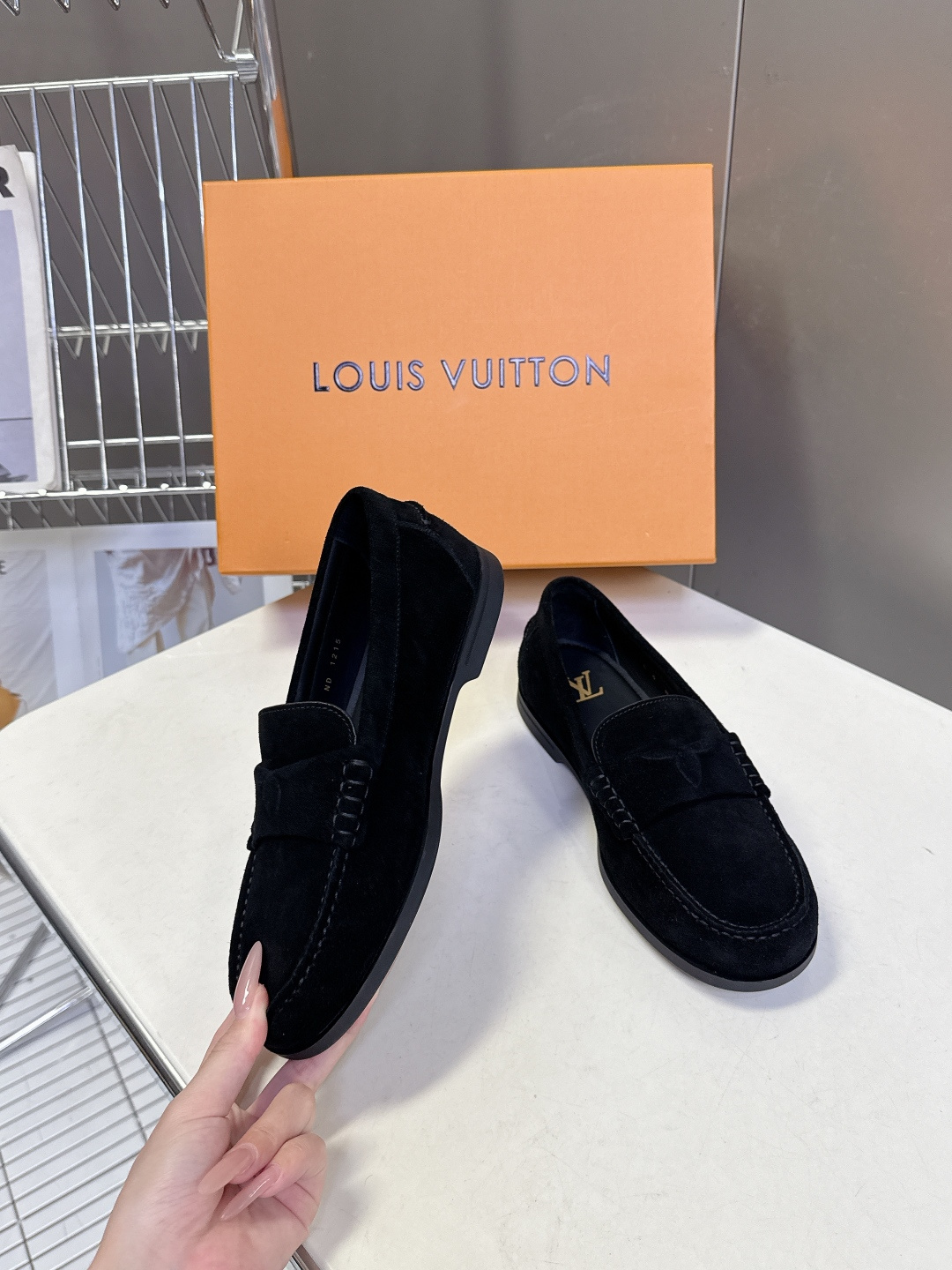 路易威登Louis Vuitton春夏最新款老钱风乐福鞋超多明星网红种草 鞋面采用反绒麂皮细腻哑光 鞋舌