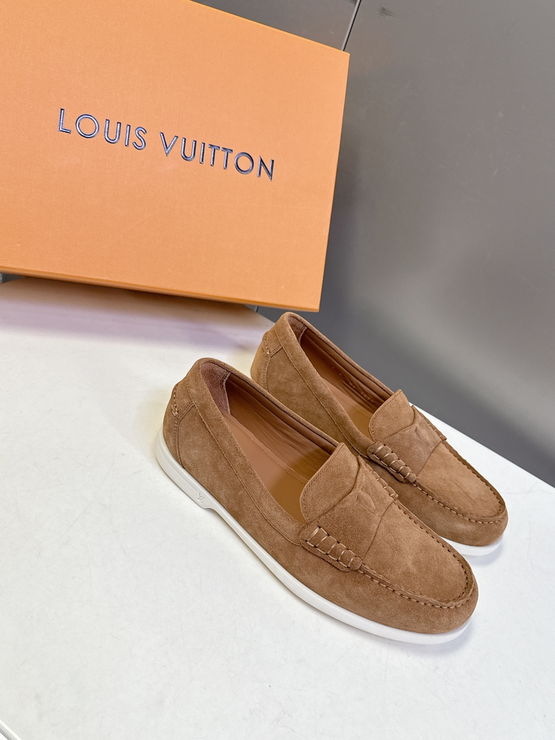 路易威登Louis Vuitton春夏最新款老钱风乐福鞋超多明星网红种草 鞋面采用反绒麂皮细腻哑光 鞋舌