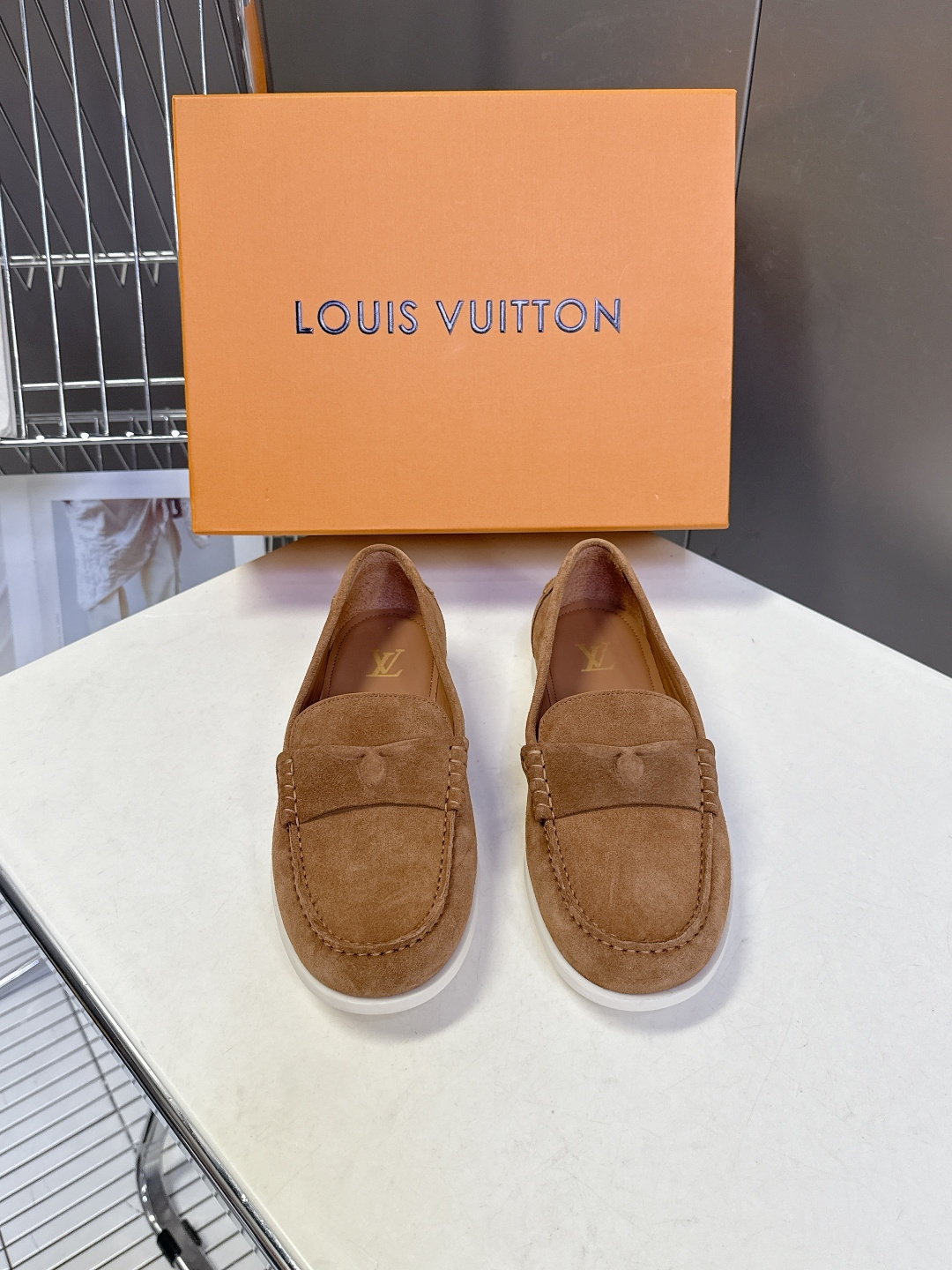 路易威登Louis Vuitton春夏最新款老钱风乐福鞋超多明星网红种草 鞋面采用反绒麂皮细腻哑光 鞋舌
