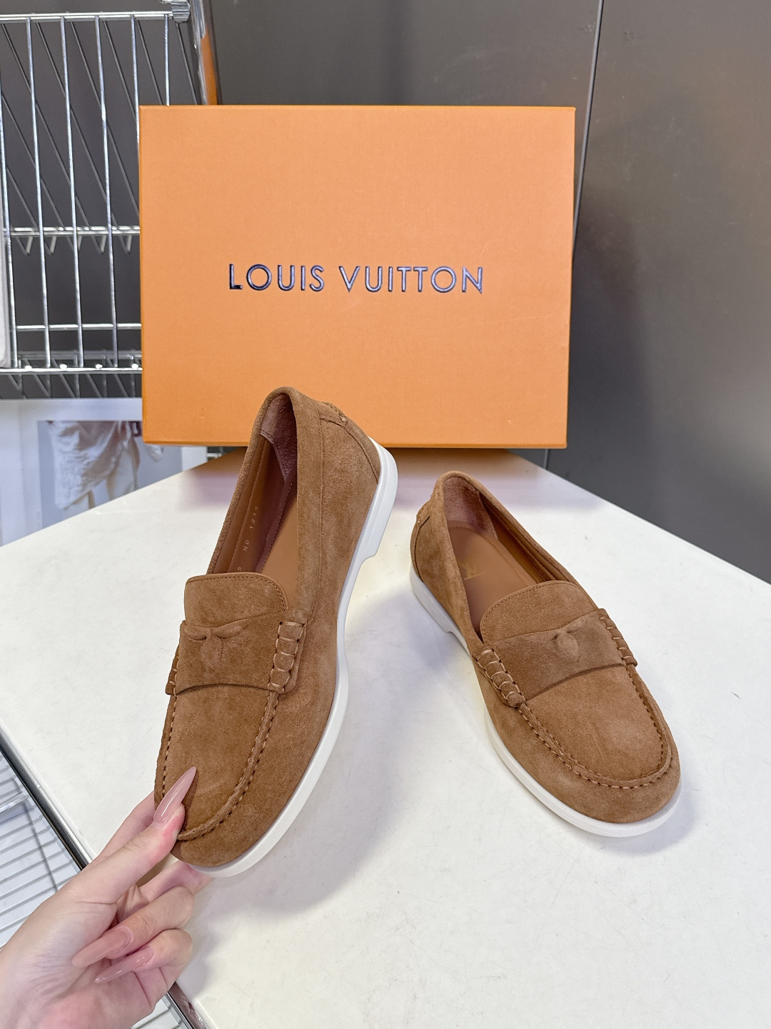 路易威登Louis Vuitton春夏最新款老钱风乐福鞋超多明星网红种草 鞋面采用反绒麂皮细腻哑光 鞋舌