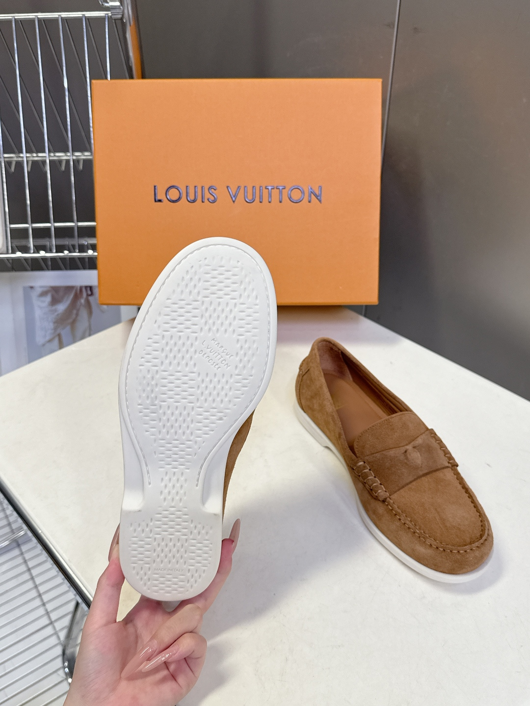 路易威登Louis Vuitton春夏最新款老钱风乐福鞋超多明星网红种草 鞋面采用反绒麂皮细腻哑光 鞋舌