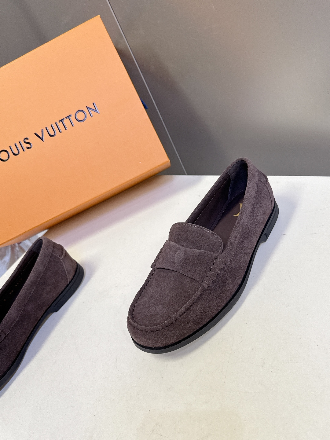 路易威登Louis Vuitton春夏最新款老钱风乐福鞋超多明星网红种草 鞋面采用反绒麂皮细腻哑光 鞋舌