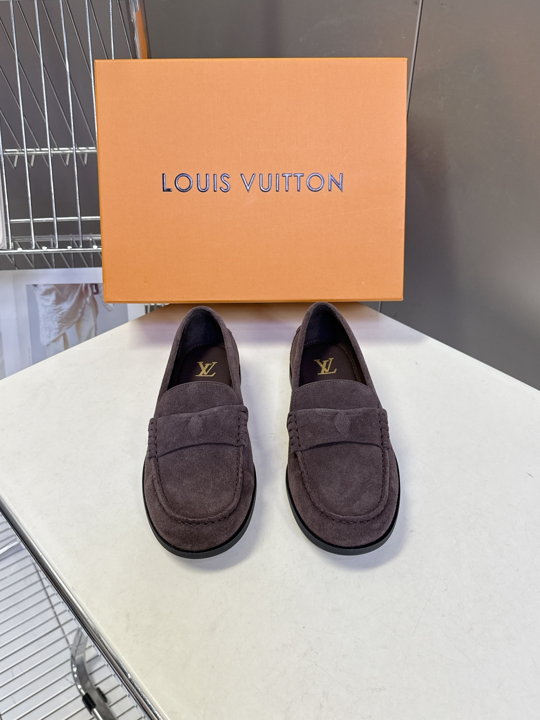 路易威登Louis Vuitton春夏最新款老钱风乐福鞋超多明星网红种草 鞋面采用反绒麂皮细腻哑光 鞋舌