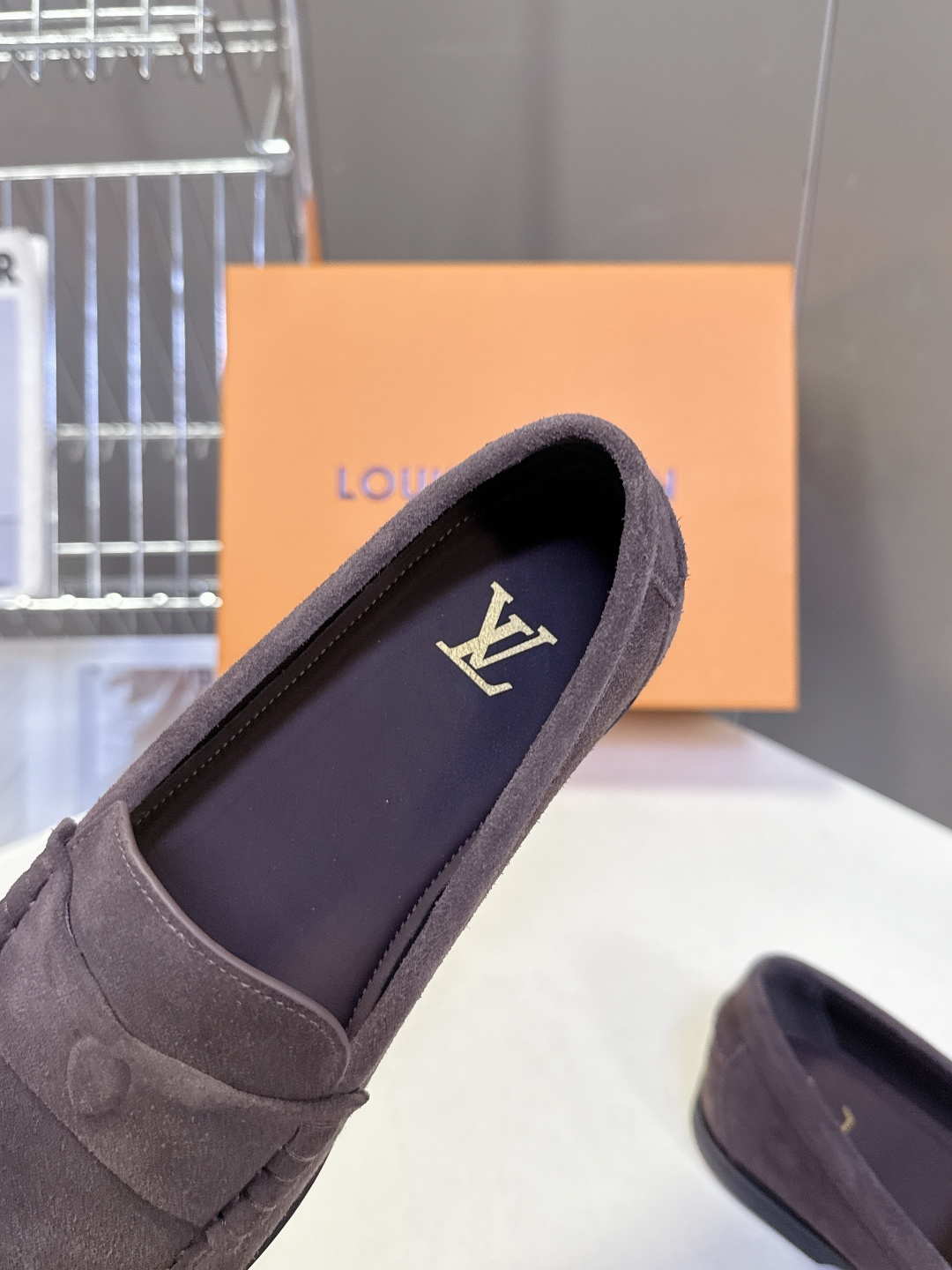 路易威登Louis Vuitton春夏最新款老钱风乐福鞋超多明星网红种草 鞋面采用反绒麂皮细腻哑光 鞋舌