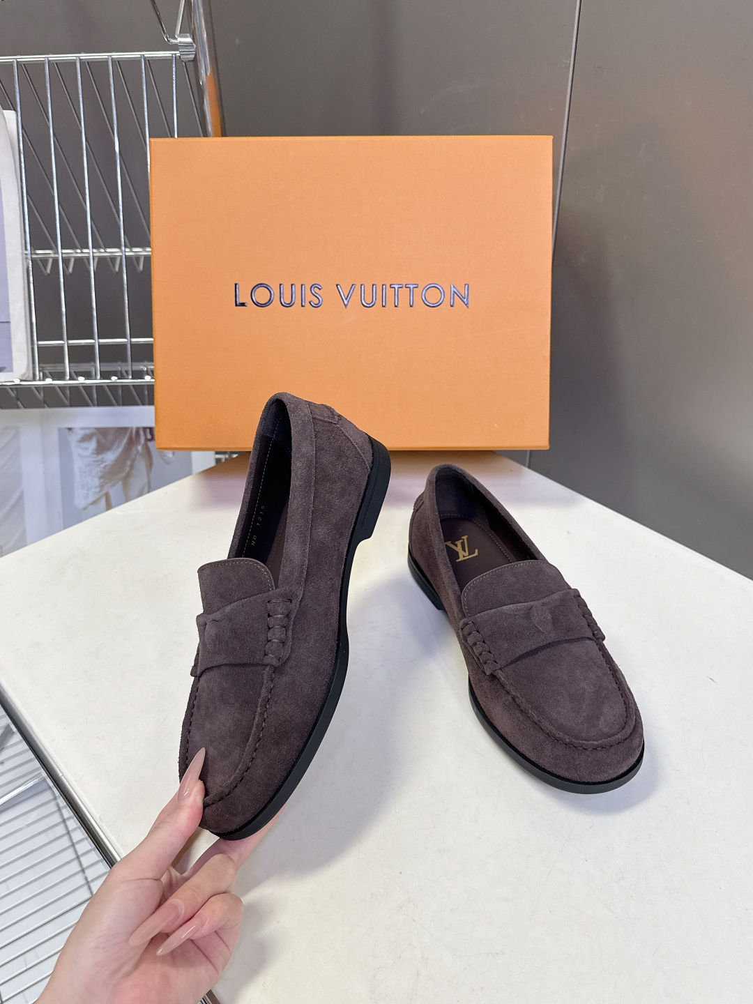 路易威登Louis Vuitton春夏最新款老钱风乐福鞋超多明星网红种草 鞋面采用反绒麂皮细腻哑光 鞋舌