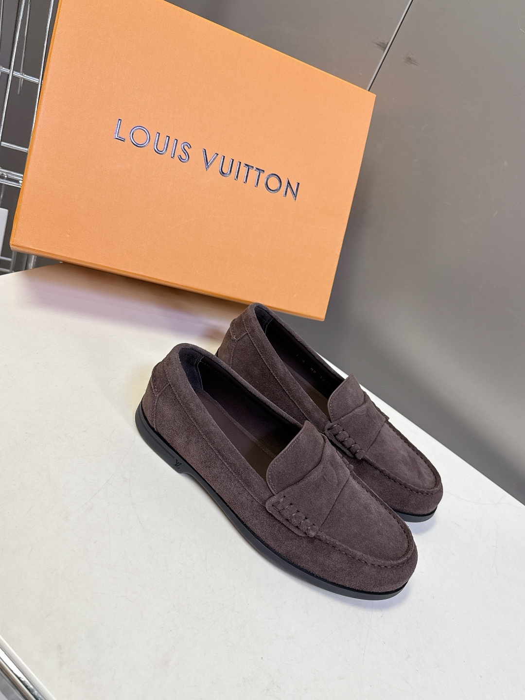 路易威登Louis Vuitton春夏最新款老钱风乐福鞋超多明星网红种草 鞋面采用反绒麂皮细腻哑光 鞋舌