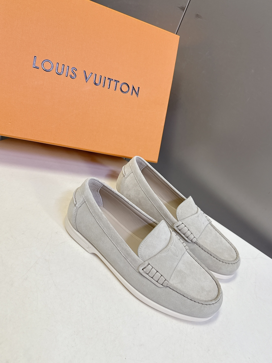 路易威登Louis Vuitton春夏最新款老钱风乐福鞋超多明星网红种草 鞋面采用反绒麂皮细腻哑光 鞋舌