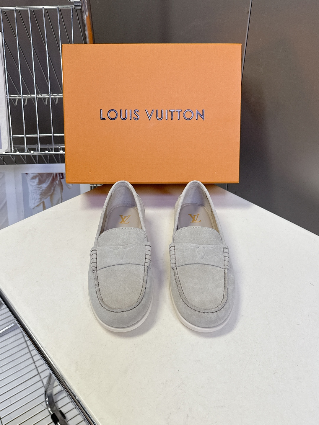 路易威登Louis Vuitton春夏最新款老钱风乐福鞋超多明星网红种草 鞋面采用反绒麂皮细腻哑光 鞋舌
