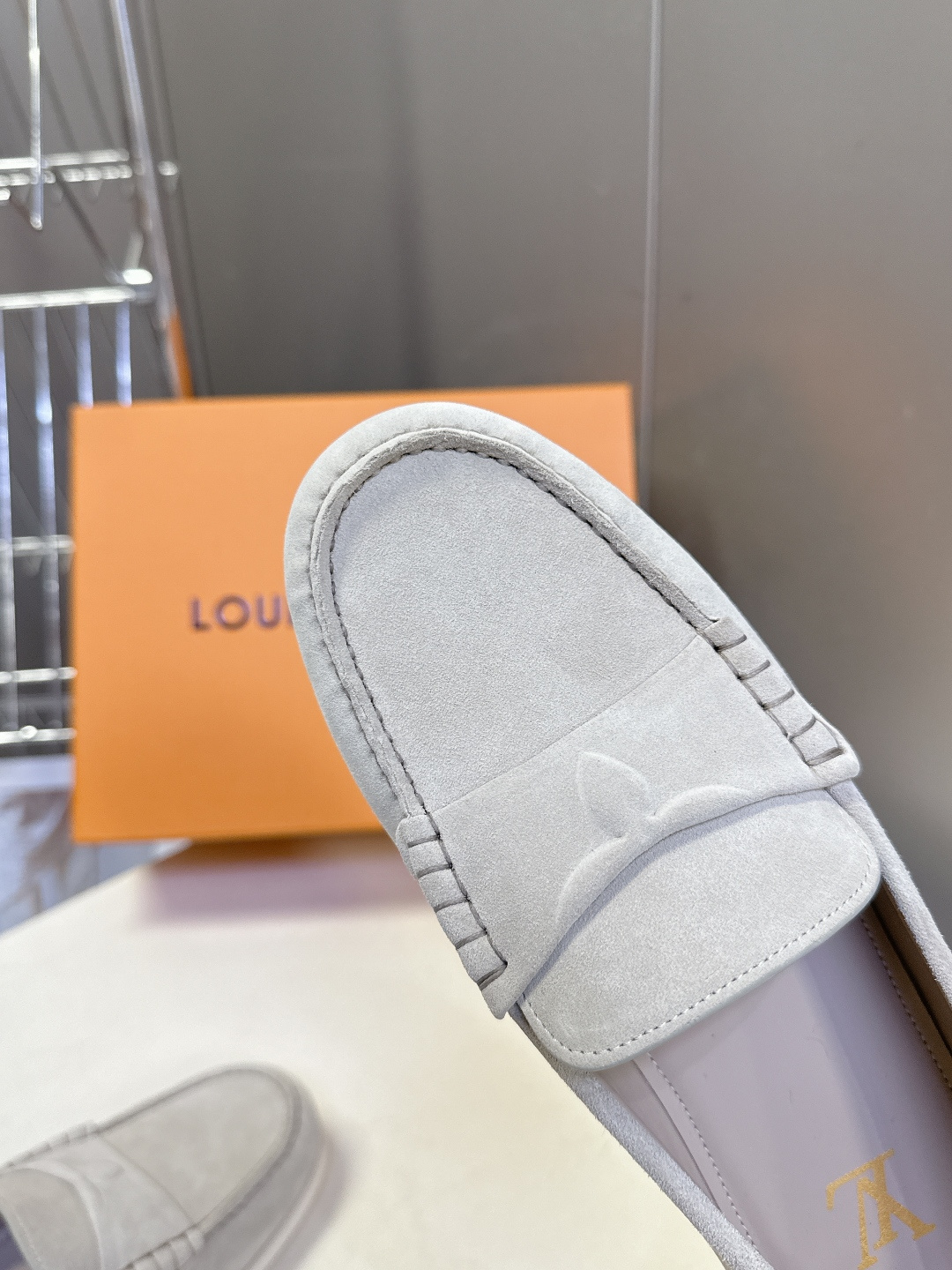 路易威登Louis Vuitton春夏最新款老钱风乐福鞋超多明星网红种草 鞋面采用反绒麂皮细腻哑光 鞋舌