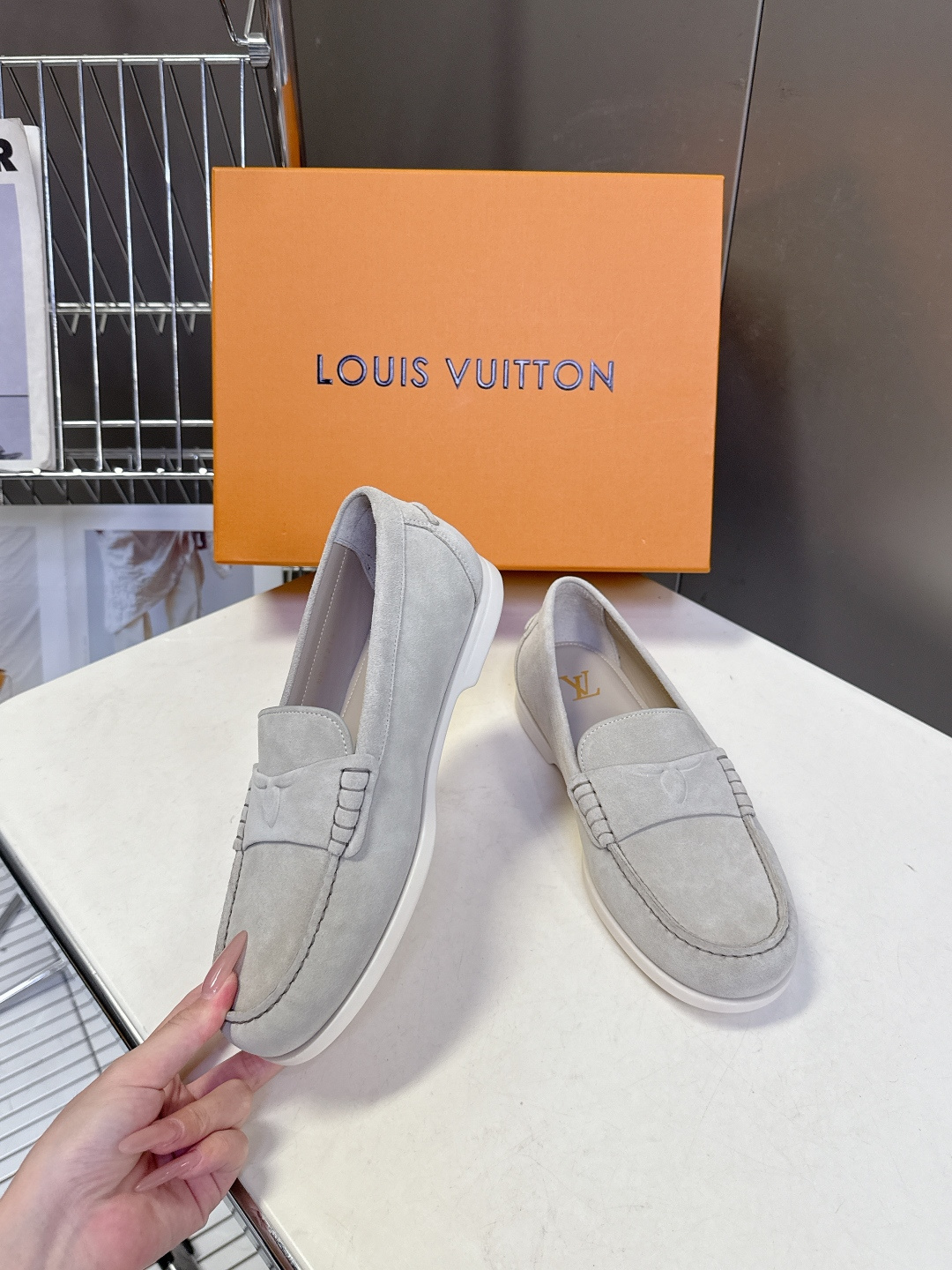 路易威登Louis Vuitton春夏最新款老钱风乐福鞋超多明星网红种草 鞋面采用反绒麂皮细腻哑光 鞋舌