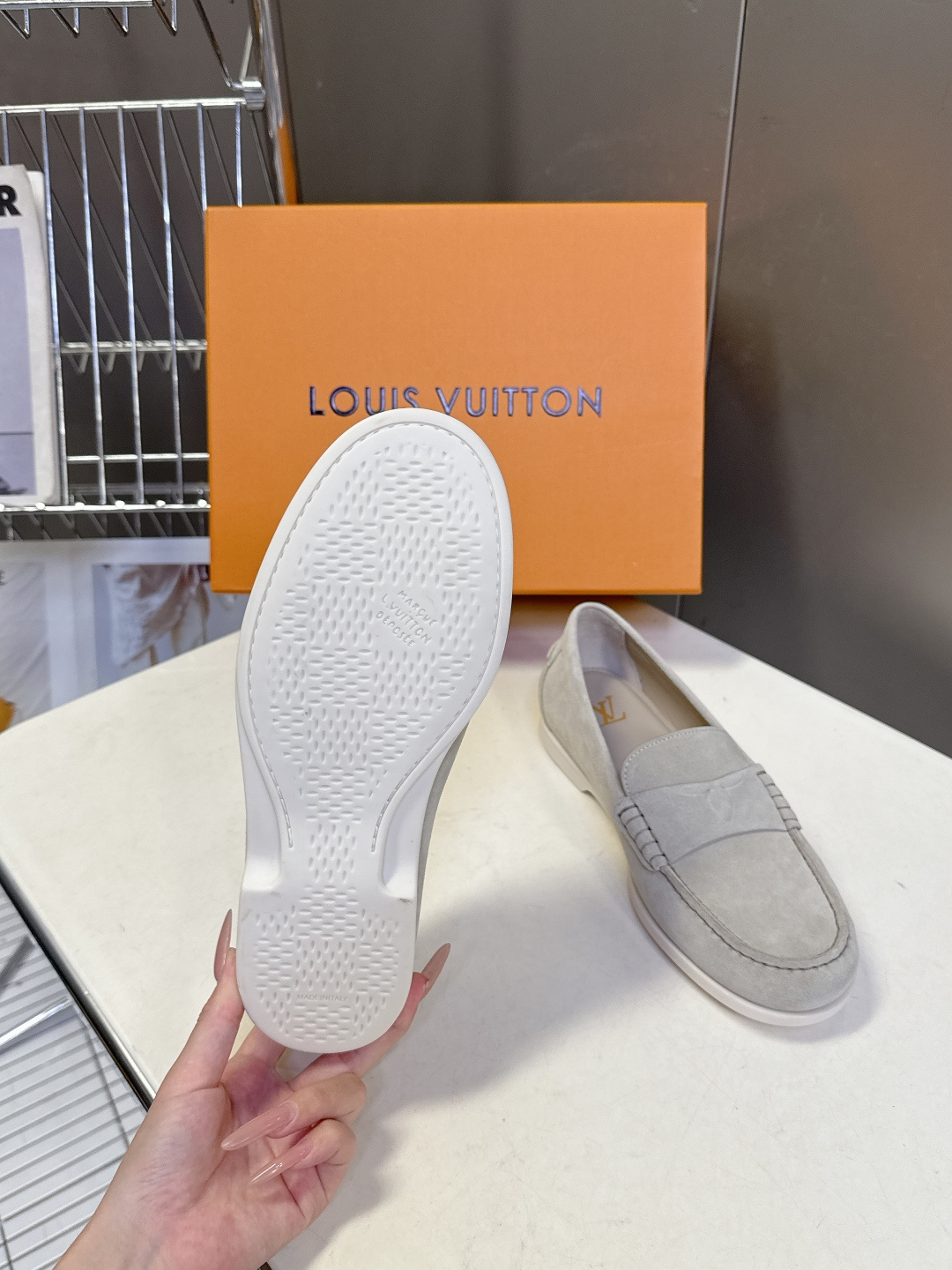 路易威登Louis Vuitton春夏最新款老钱风乐福鞋超多明星网红种草 鞋面采用反绒麂皮细腻哑光 鞋舌