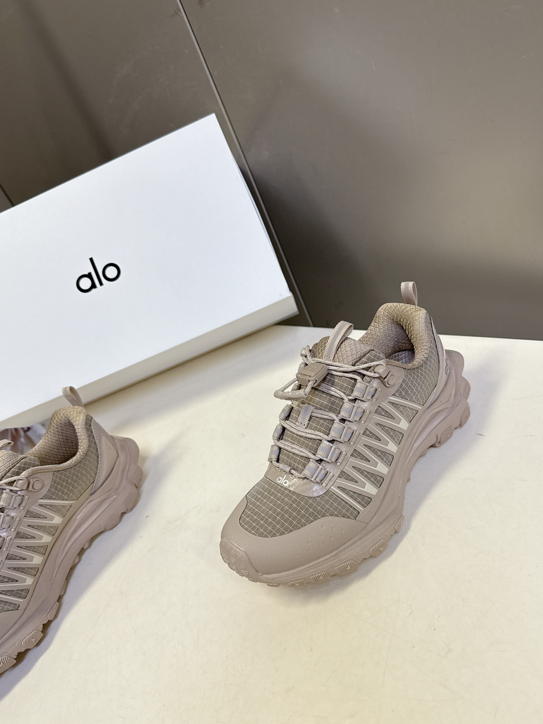 ALO Yoga Trail 春夏最新款户外越野休闲鞋 运动鞋超多明星网红种草 这款是Alo Yoga( ALO Yoga Trail 春夏最新款户外越野休闲鞋 运动鞋超多明星网红种草 这款是Alo Yoga(