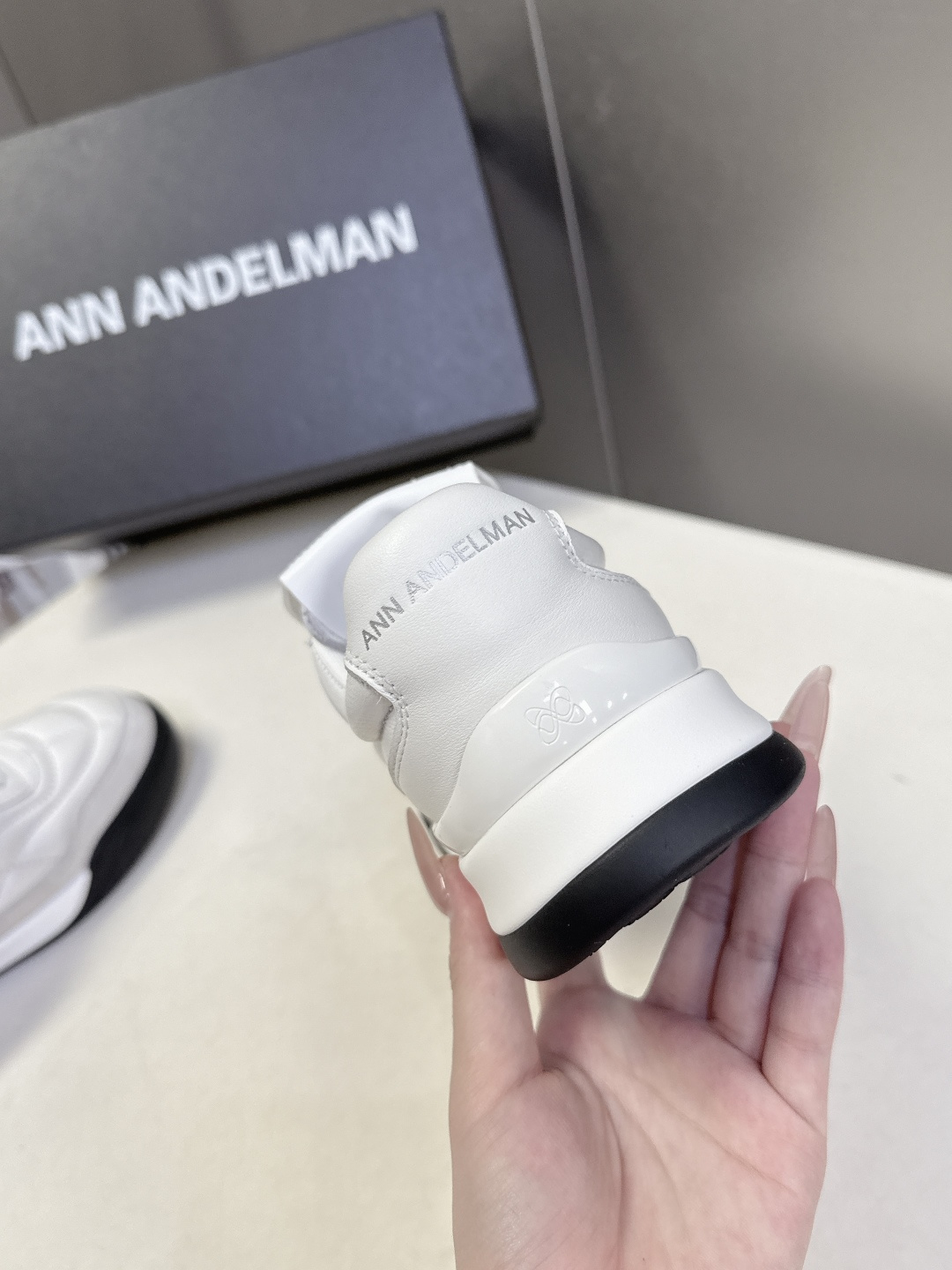 ANN ANDELMAN春夏最新款翻盖菱格德训鞋超多明星网红种草 ANN ANDELMAN是国内设计师轻