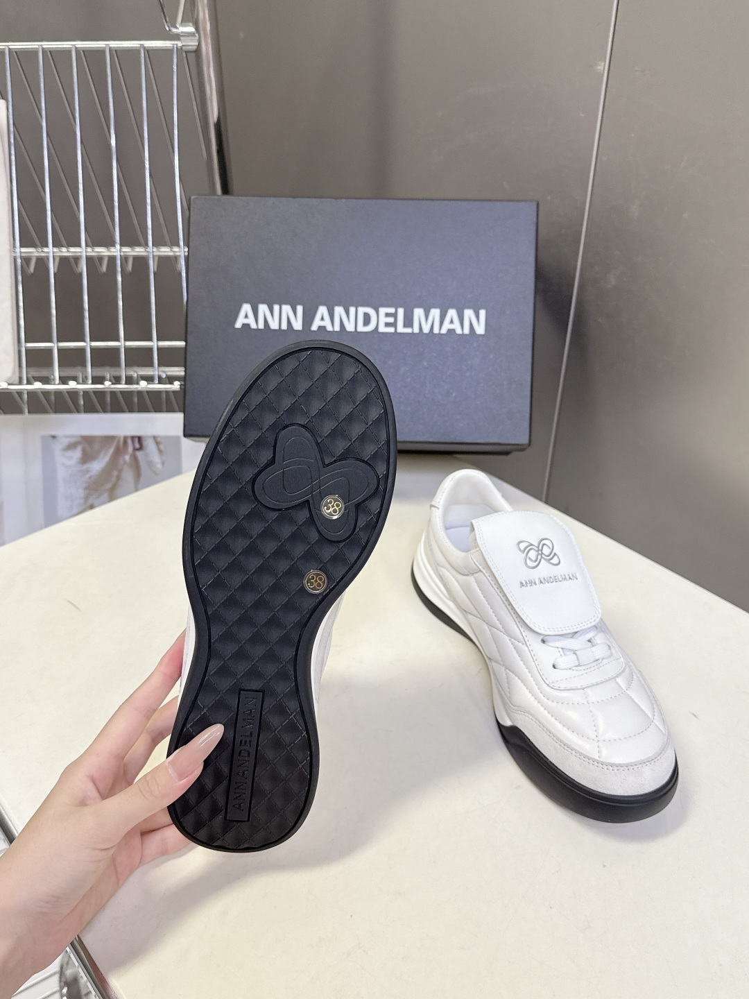 ANN ANDELMAN春夏最新款翻盖菱格德训鞋超多明星网红种草 ANN ANDELMAN是国内设计师轻