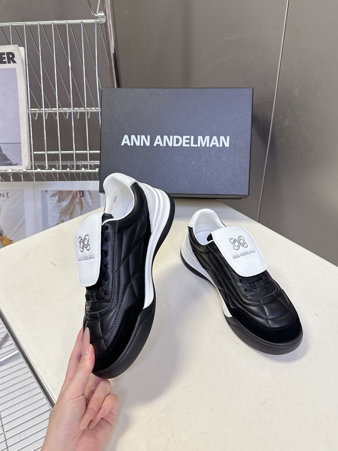 ANN ANDELMAN春夏最新款翻盖菱格德训鞋超多明星网红种草 ANN ANDELMAN是国内设计师轻