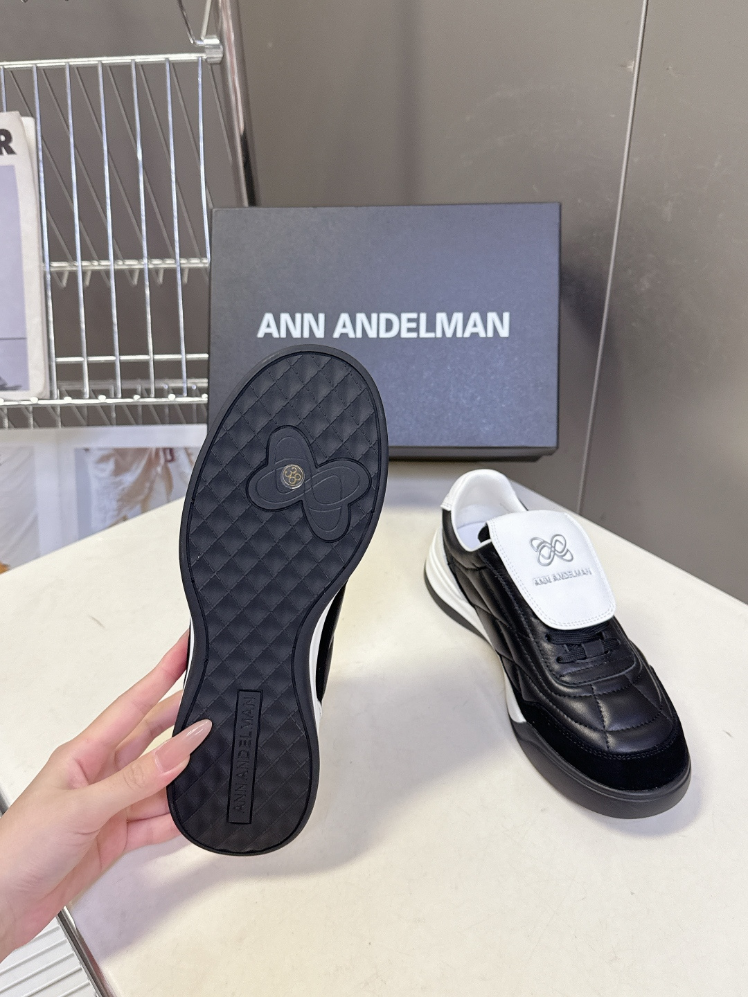 ANN ANDELMAN春夏最新款翻盖菱格德训鞋超多明星网红种草 ANN ANDELMAN是国内设计师轻