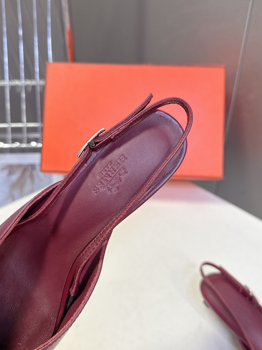 爱马仕Hermès春夏最新款尖头后空小猫跟凉鞋 超多明星网红种草 鞋面采用经典纹理小牛皮 皮革经过品牌专