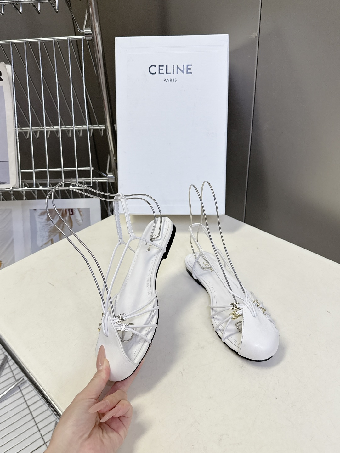 CELINE思琳春夏最新款细带包头平底凉鞋超多明星网红种草 杏仁包头+前掌多股细皮绳编织笼式结构 镂空透