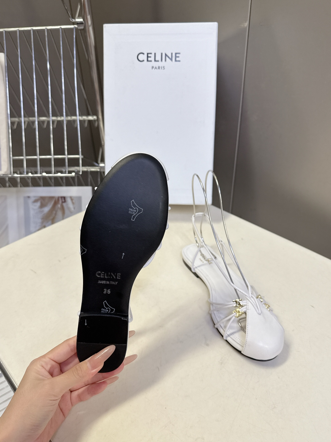 CELINE思琳春夏最新款细带包头平底凉鞋超多明星网红种草 杏仁包头+前掌多股细皮绳编织笼式结构 镂空透