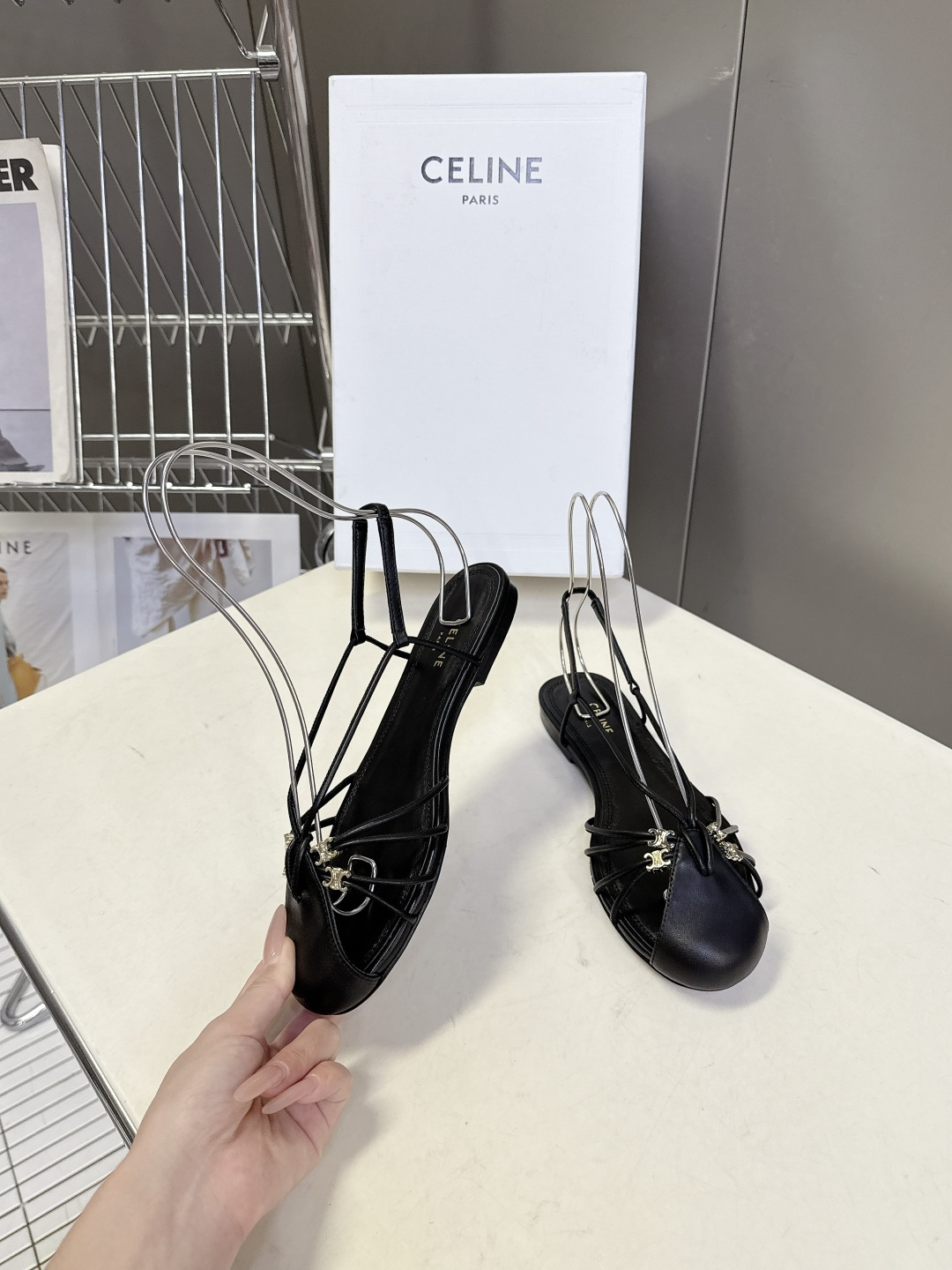 CELINE思琳春夏最新款细带包头平底凉鞋超多明星网红种草 杏仁包头+前掌多股细皮绳编织笼式结构 镂空透