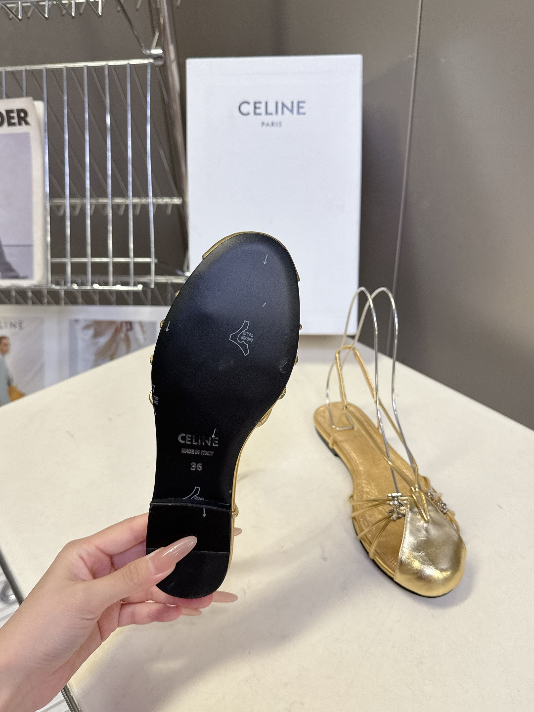 CELINE思琳春夏最新款细带包头平底凉鞋超多明星网红种草 杏仁包头+前掌多股细皮绳编织笼式结构 镂空透
