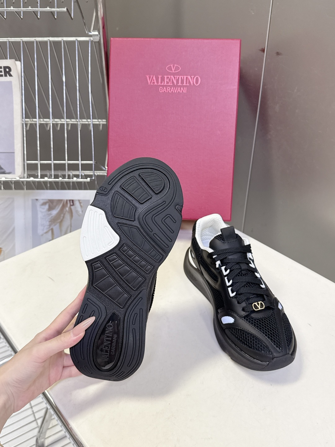 Valentino华伦天奴DEMIVEE春夏最新款老爹运动鞋超多明星网红种草 复古90年代运动风老爹鞋轮 Valentino华伦天奴DEMIVEE春夏最新款老爹运动鞋超多明星网红种草 复古90年代运动风老爹鞋轮