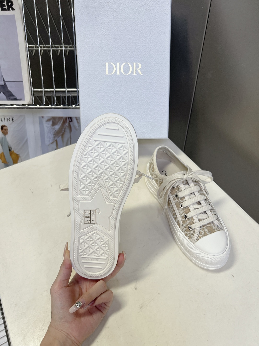 Dior迪澳2026春夏最新款老花休闲鞋超多明星网红种草 鞋面采用Dior经典的斜向字母提花面料，是品牌
